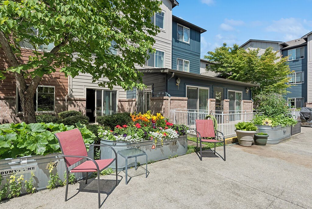 Courtyard patio at Alderwood Court in Lynnwood WA